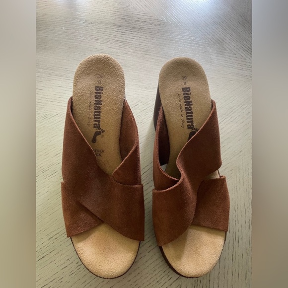 Brown Suede Mules with Crisscross Design - Picture 8 of 9